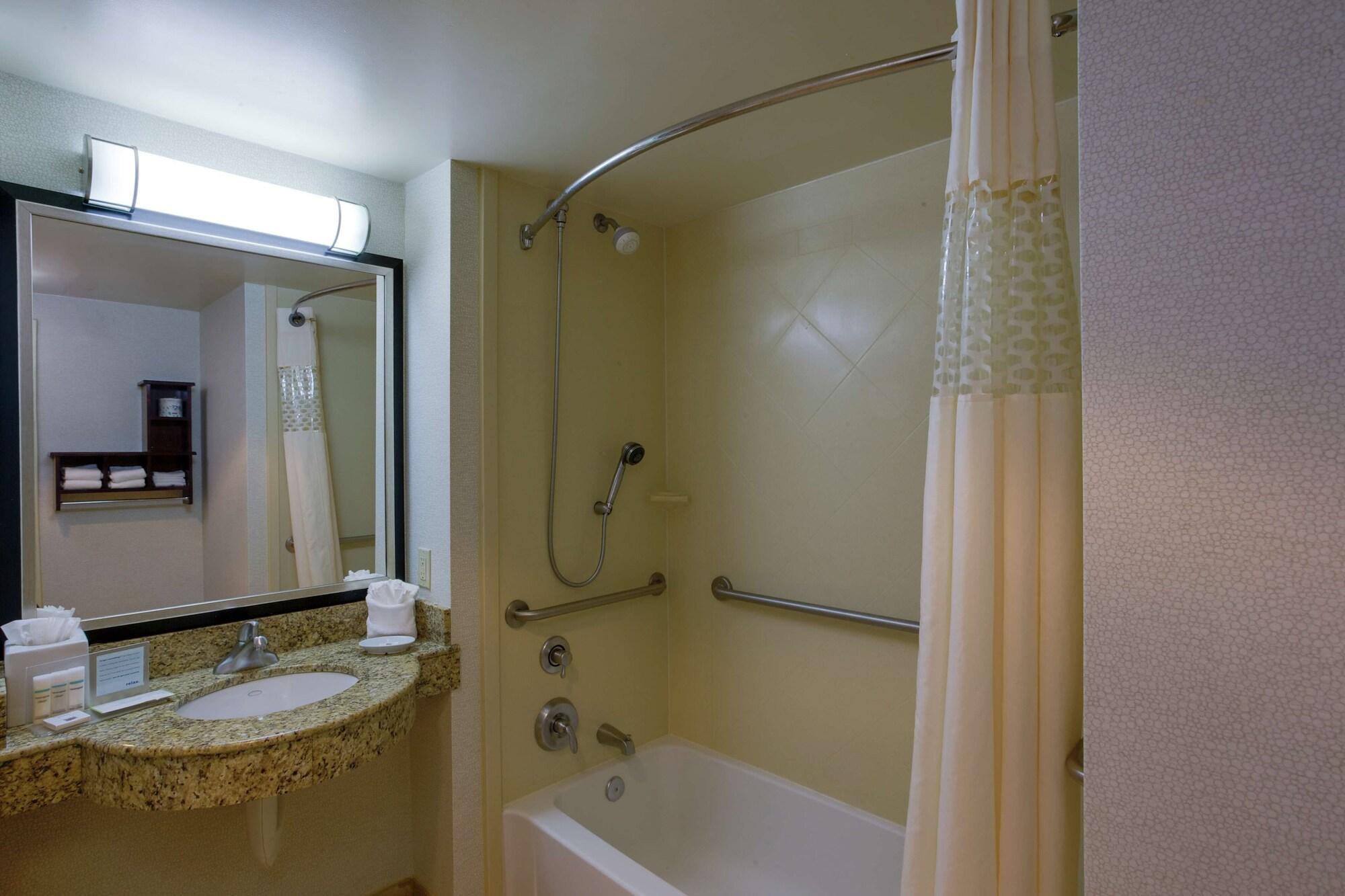 Hampton Inn By Hilton Garden City Long Island Dış mekan fotoğraf