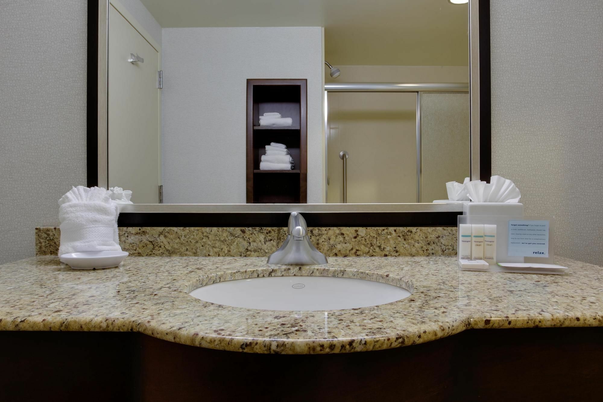 Hampton Inn By Hilton Garden City Long Island Dış mekan fotoğraf