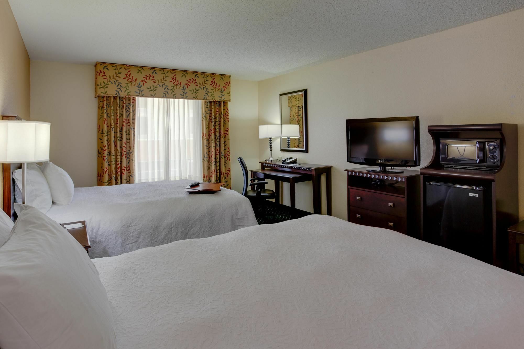 Hampton Inn By Hilton Garden City Long Island Dış mekan fotoğraf